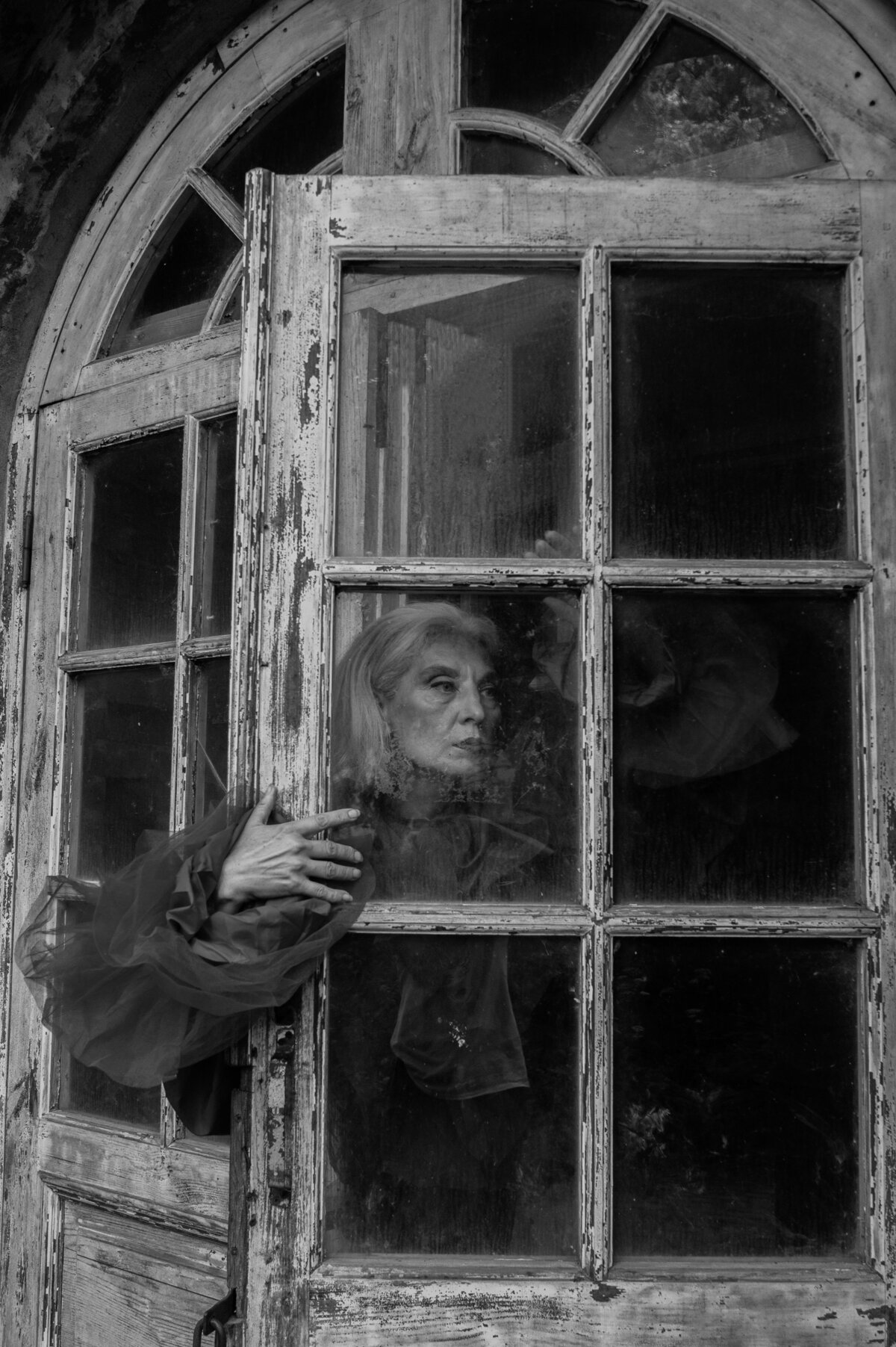 The Duchess of an Abandoned Manor